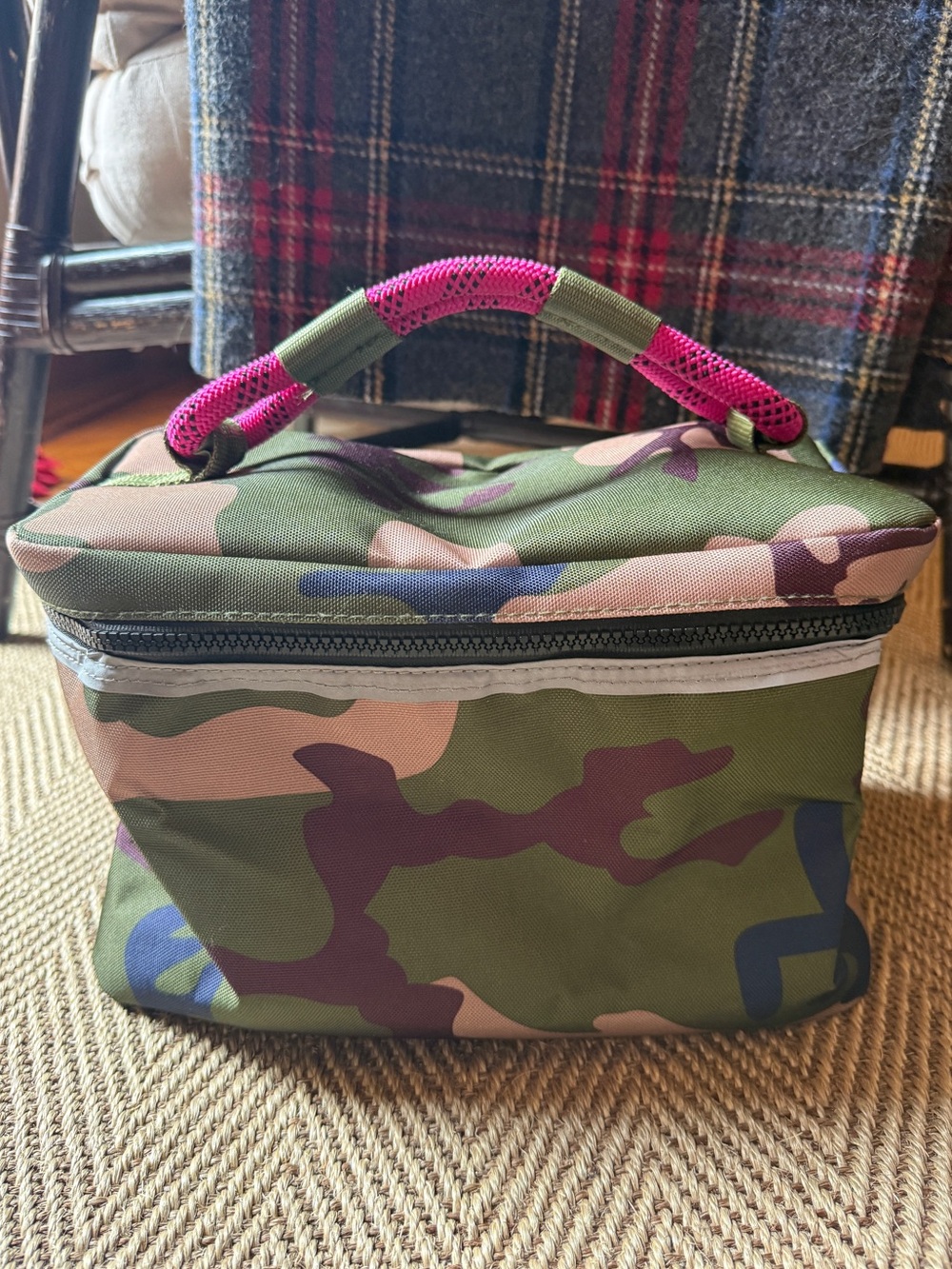 Roverlund Out-of-Office Insulated Pet Food Travel Carry Case – Camo/Magenta